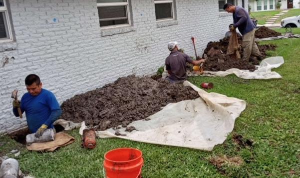 Equipo de Reparación de Cimientos — Nuestro equipo experimentado excavando y preparando una cimentación residencial
